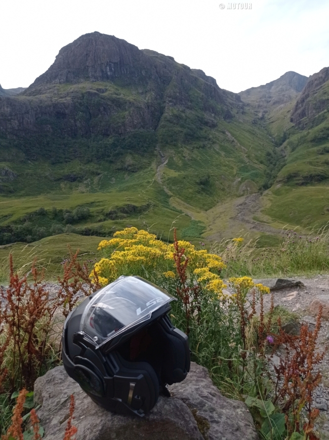 Stilleven Helm, achtergrond bergen van de Glen Coe vallei Schotland.